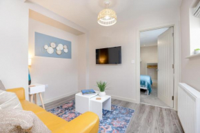 Apartment One - King Bed - Free Private Parking - by Ocean City Retreats